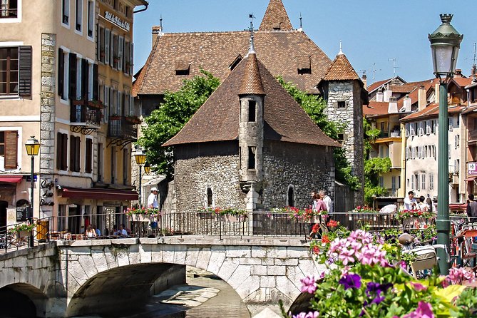 Annecy - Venice of the Alps - Tour from Geneva - Morning Logistics at Place Dorcière and What the Coach Adds