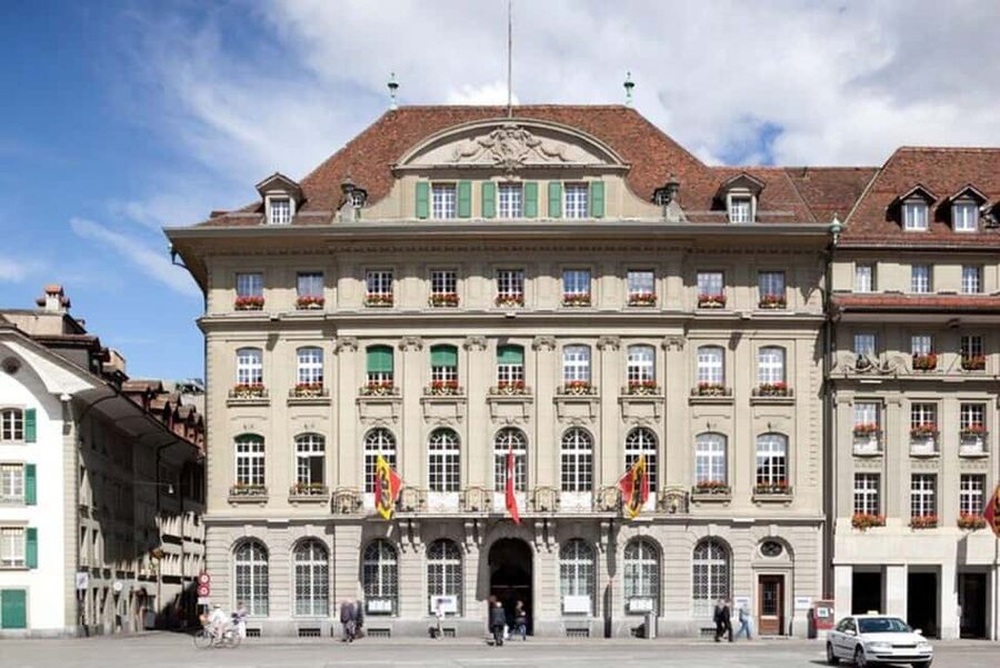 Bern : Highlights & Hidden Gems Walking Tour - Meeting at Schweizerhof and lining up the route in the right order