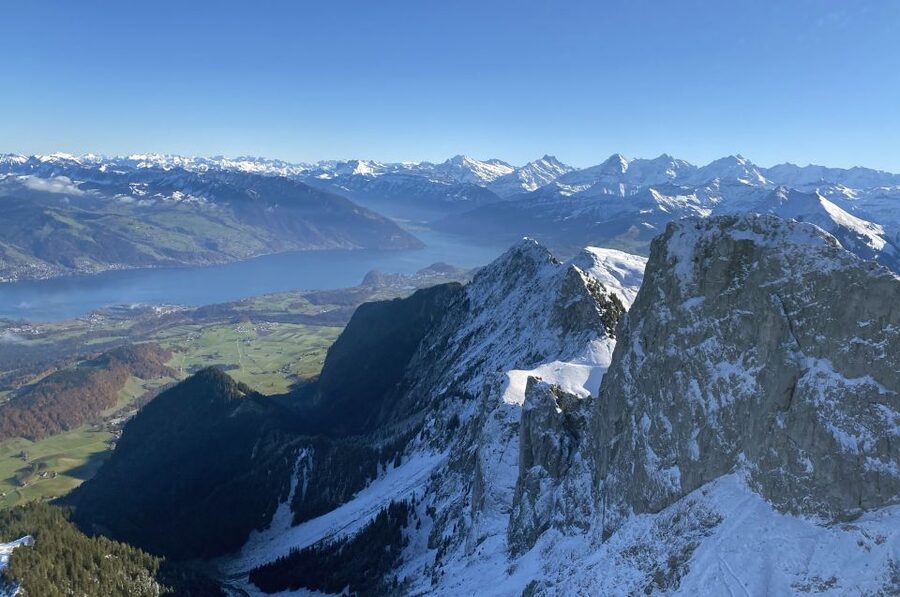 Bern: Mountain & Lake Helicopter Flight for 2 or 3 People - Lake Thun from above: shoreline, water color, and scale