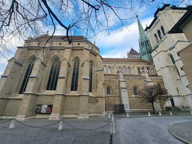 Best of Geneva City Tour: International Area and Old Town - Mini-Train Versus Walking: How to Choose What Fits You