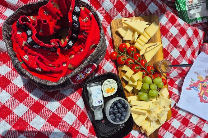 Cheese and chocolate on mountain summit - The summit picnic: how the cheese map tasting works