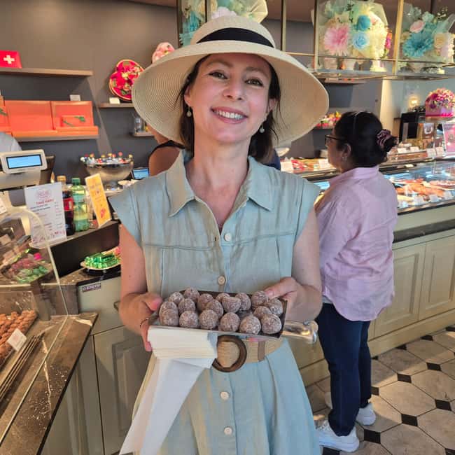 Chocolate, Art, and History walking tour of Zurich - The small chocolate-themed gift that makes the tour feel complete