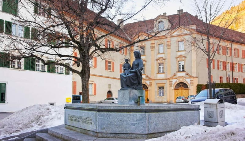 Chur: Private Express Walk with a Local in 90 minutes - St. Martinsplatz and St. Martin’s Church, where the story starts