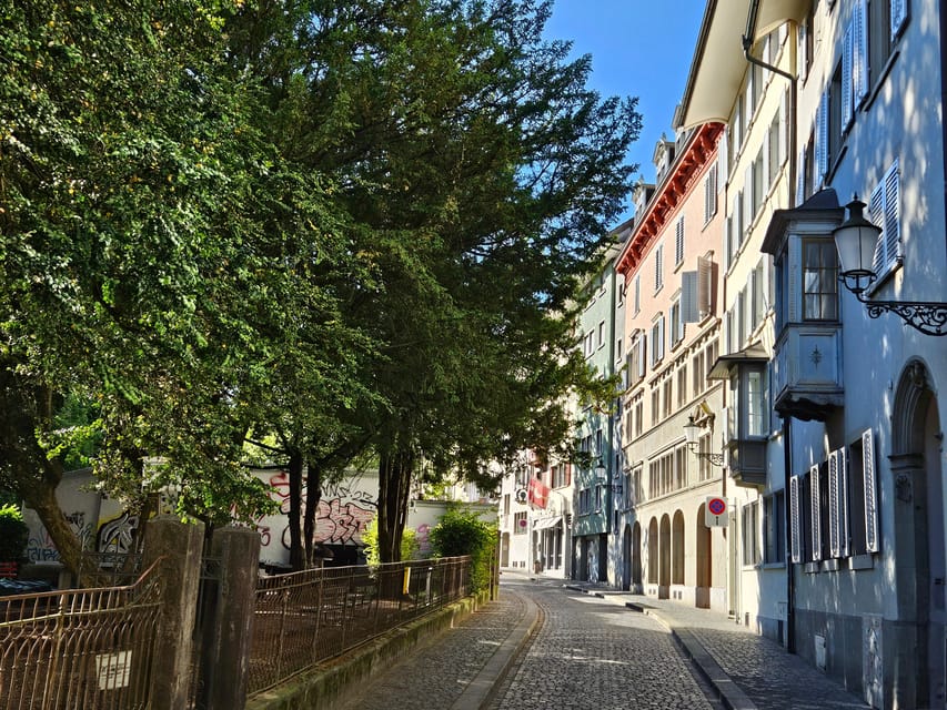 City tour historic old town Zurich - Niederdorf and Oberdorf on foot: fountains, pig alleys, and why lanes matter