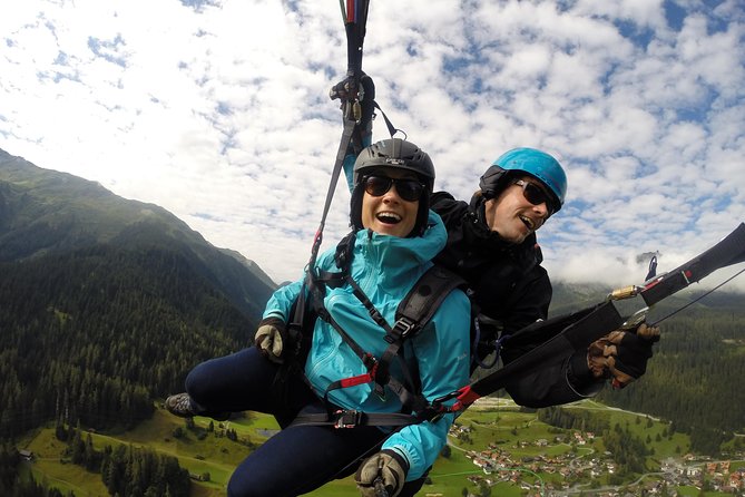 Davos Absolutely Free Flying Paragliding Tandem Flight 1'000 Meters High - Paying for the View, Not the Guesswork