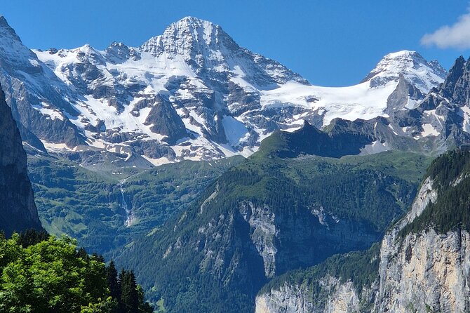 Easy countryside tour in Swiss Alps - kids friendly - Food on the Walk: Raclette Lunch and a Cozy Alpine Break