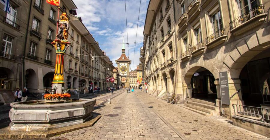 Explore the best guided intro tour of Bern with a Local - Starting at Loebegge: Easy First Step, Smart Meeting Point