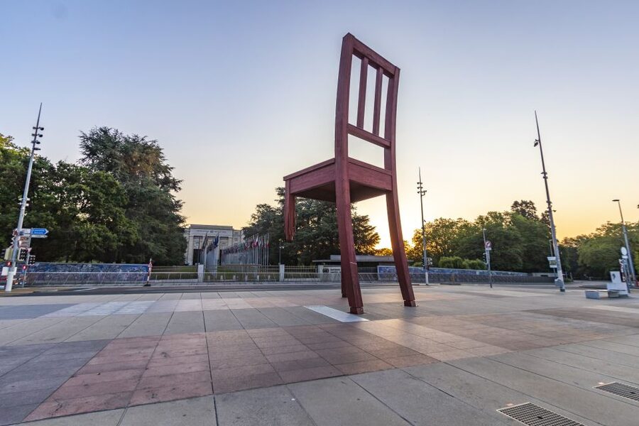 Explore the best guided intro tour of Geneva with a Local - Getting oriented at Jardin Anglais and the National Monument