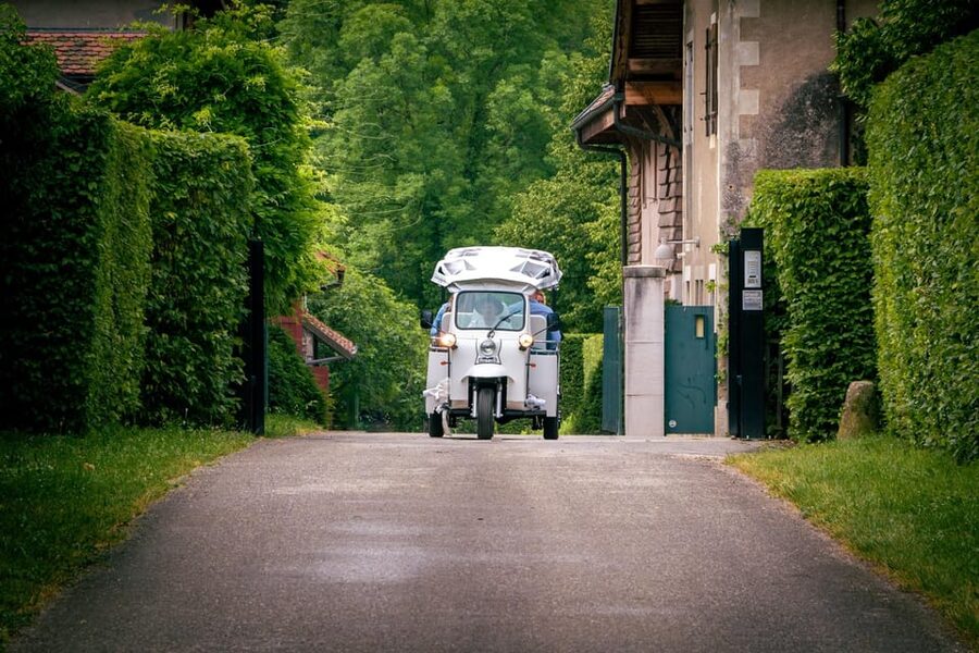 Fondue and wine private Tuk Tuk tour in Geneva - Weather reality check: a closed tuk tuk and cozy blankets