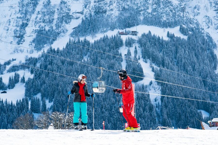 From Interlaken: 8-Hour Skiing in Grindelwald for Beginner's - Food, cold, and what to pack for 8 hours on snow