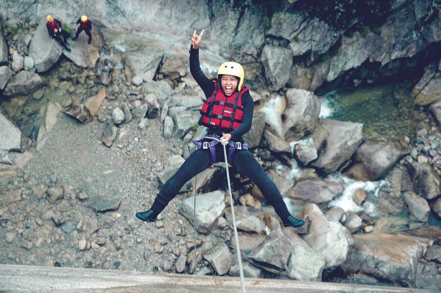 From Interlaken: Grimsel Gorge Canyoning Tour - After the splash: picnic, drink, showers, and a comfortable reset in Interlaken