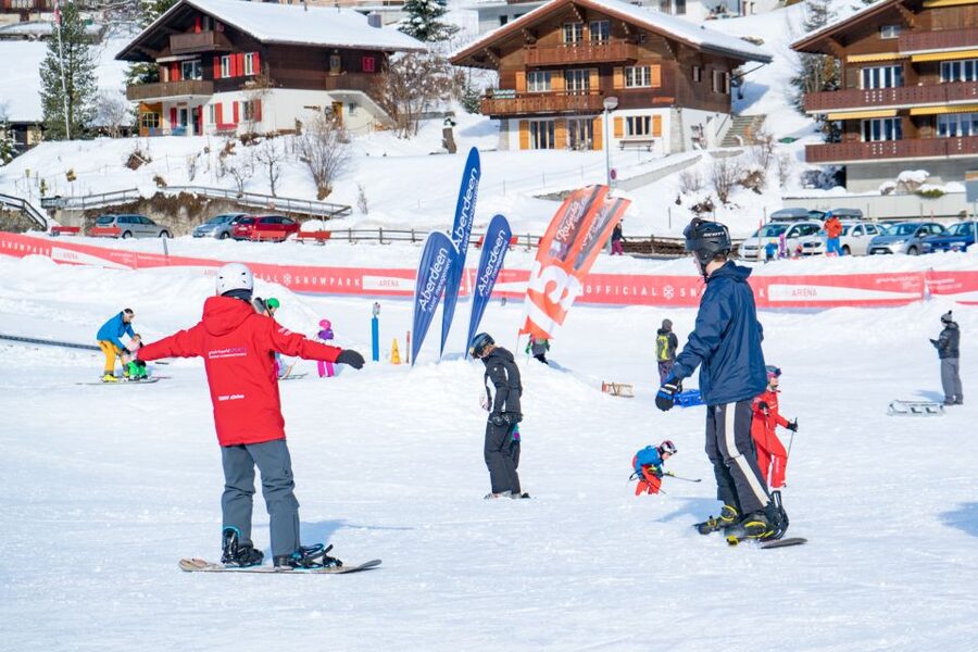 From Interlaken: Grindelwald Beginners Snowboarding Lesson - Drag lifts and magic carpets: why beginners need recovery time