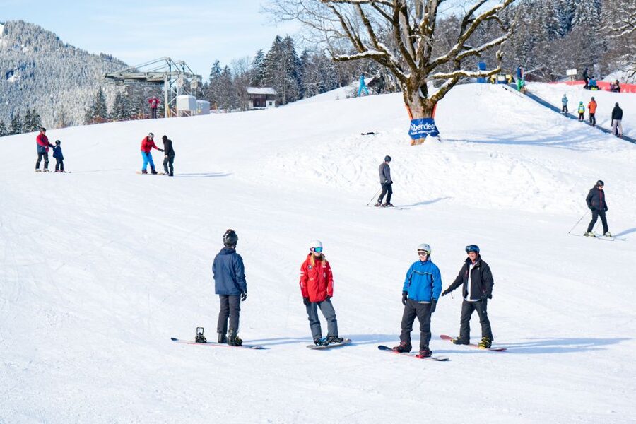 From Interlaken: Grindelwald Beginners Snowboarding Lesson - What you should bring for comfort during 8 hours on snow