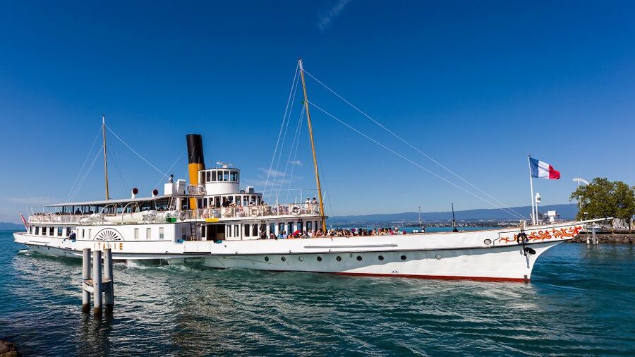 From Vevey: 2-Hour Riviera Cruise - Chillon Castle from the water: the photo moment is real