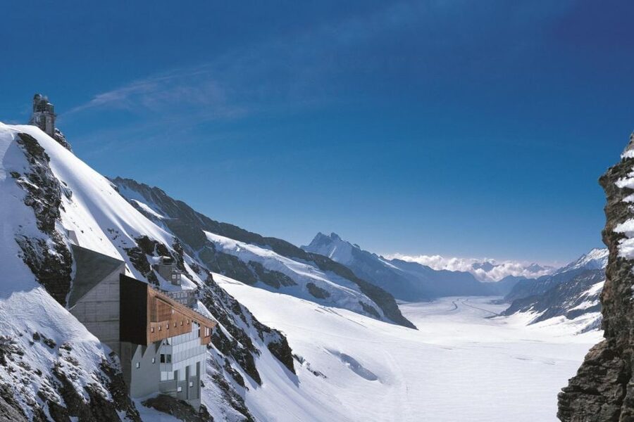 From Zurich: Jungfraujoch Guided Day Tour with Cogway Train - Interlaken, Lauterbrunnen, and Kleine Scheidegg: lining up the big climb