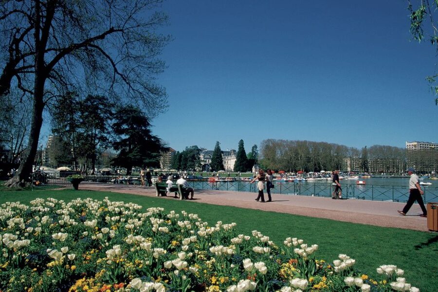 Geneva: Annecy, the Venice of the Alps and Geneva City Tour - Geneva International Quarter: UN, Red Cross, and the Flower Clock