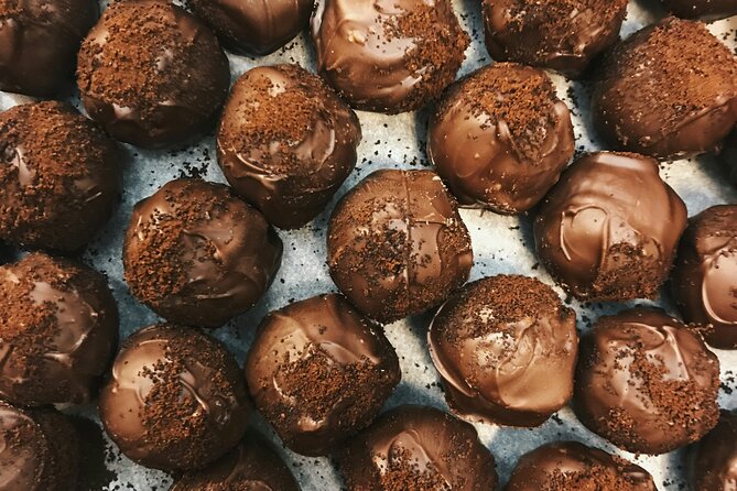 Geneva Chocolate & Sweet Delights Walking Tour by Do Eat Better - Jet dEau finish: Amandes Précieuses with a lake view