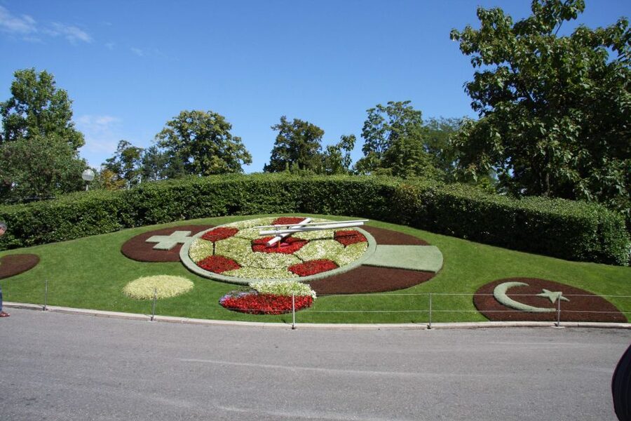 Geneva Discovery Walking Tour - English Garden, Flower Clock, and Jet d’Eau Payoff Moments
