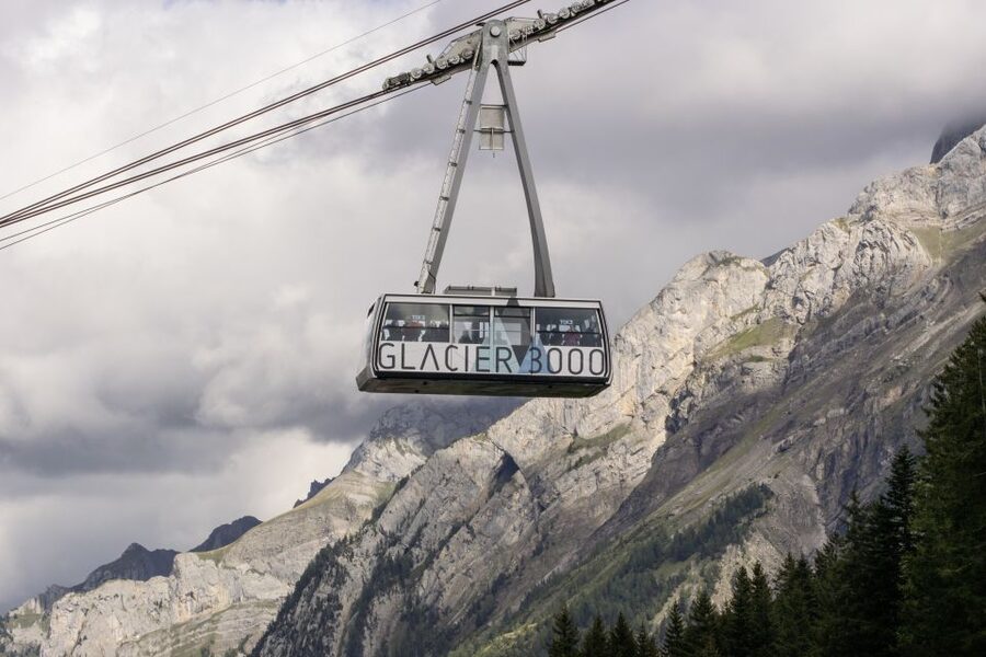 Geneva: Glacier 3000 - High Level Experience and Montreux - Snow-bus over perpetual ice to Quille du Diable