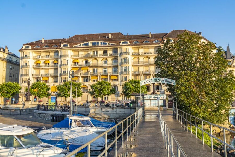 Geneva: Insta-Perfect Walk with a Local - Broken Chair and The Smurfs Buildings: plan your photo timing