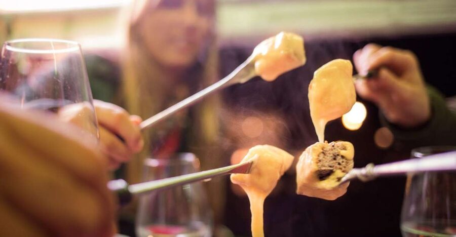 Geneva: tour with fondue and wine in TukTuk - How the fondue fits into the ride (bread or potatoes included)