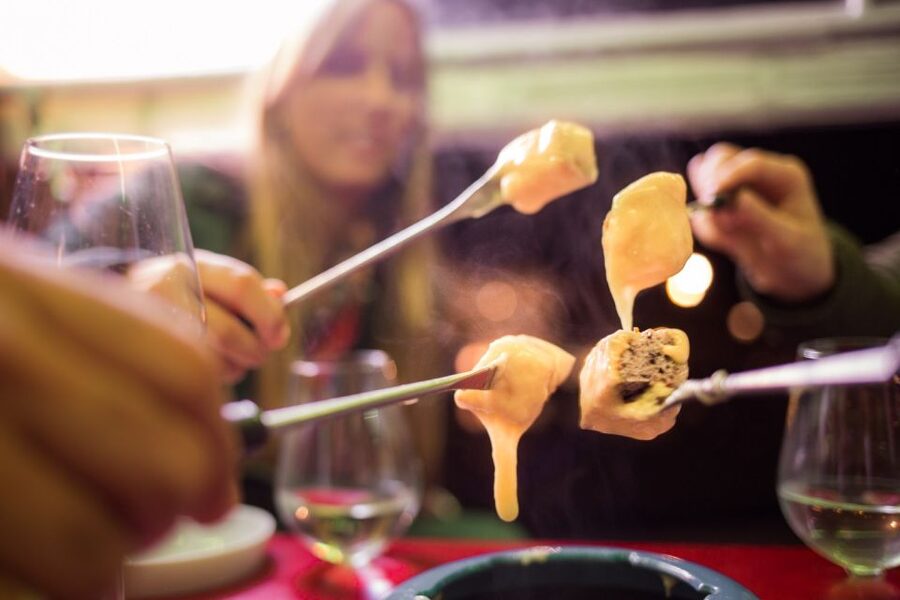Geneva: tour with fondue and wine in TukTuk - What the 90 minutes will feel like