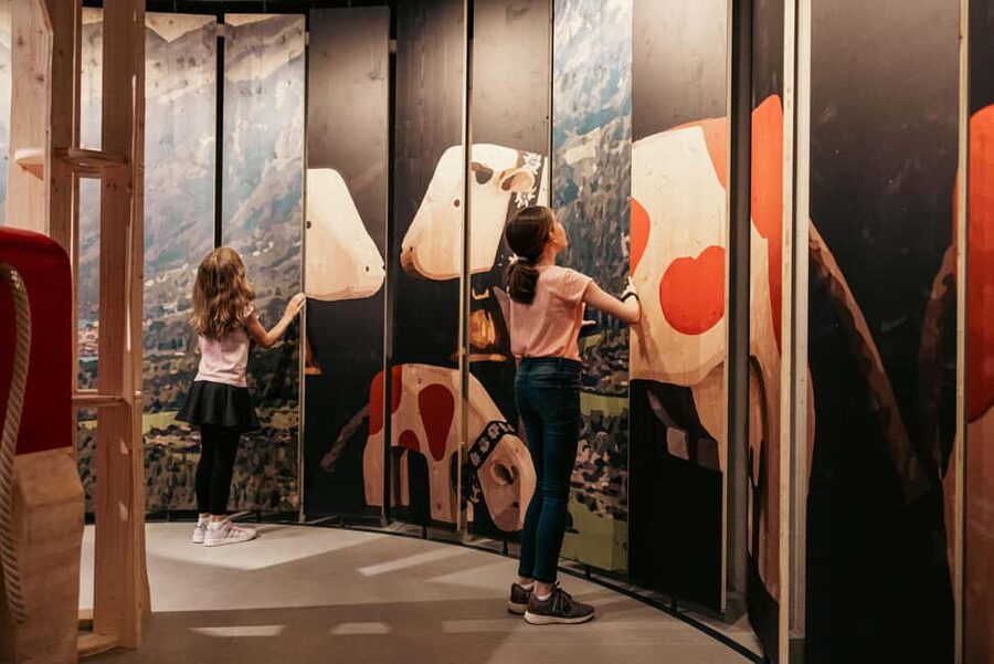 Hofstetten bei Brienz: Trauffer Erlebniswelt Ticket - The hands-on moment: painting your cow or carving at age 12+