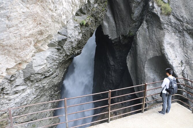 Interlaken Full-Day Highlights Tour with a Local by Private Car - St. Beatus Caves and Giessbach Falls: Lake Thun scenery with a twist