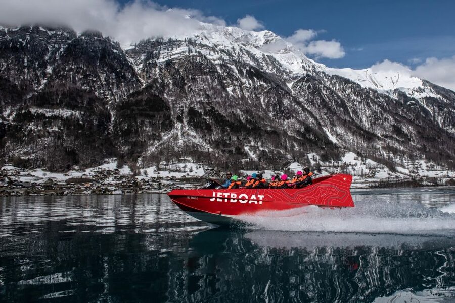 Interlaken: Winter Jetboat Ride on Lake Brienz - The jetboat run: 20 minutes of 360° turns and a captain who performs