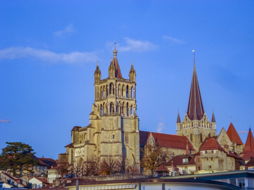 Lausanne: Express Walk with a Local in 60 minutes - End at Esplanade de Montbenon: a strong finale for photos and downtime