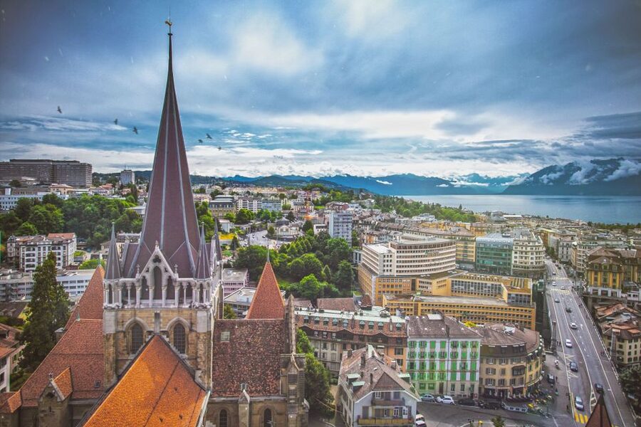 Lausanne: Private custom tour with a local guide - First steps in Lausanne, meet-up to get your bearings fast