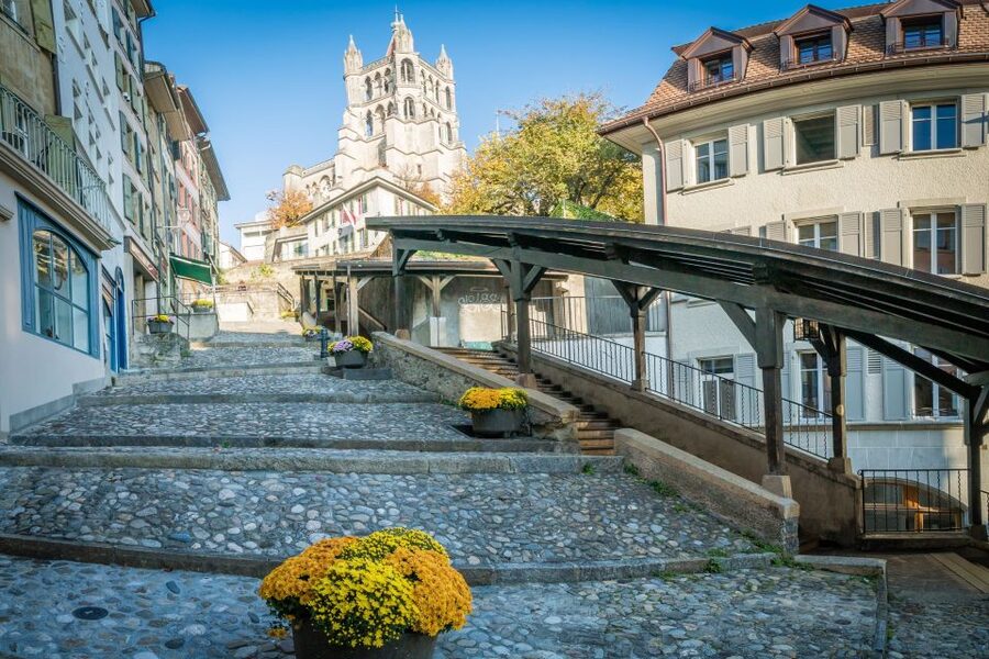 Lausanne: Private custom tour with a local guide - Lakeside views and iconic monuments, without the tourist bus vibe
