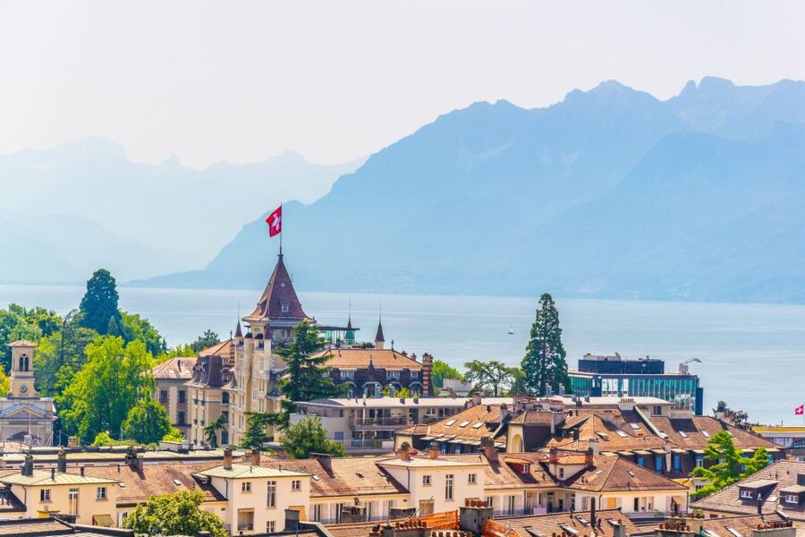 Lausanne: Private custom tour with a local guide - The old town walk and photo-stop rhythm