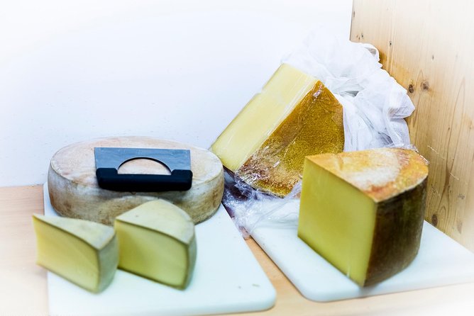 Lucerne CH Experience: Cheese, Chocolate, Chapel Bridge & Château - Cheese and Swiss wine pairing: the savory highlight