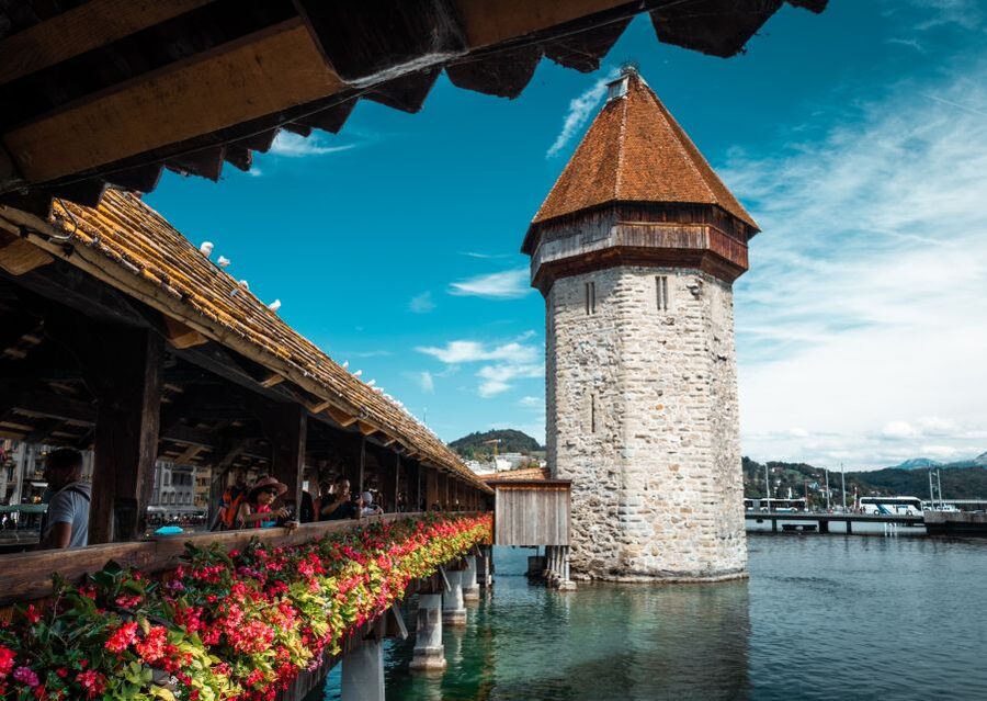 Lucerne: Express Walk with a Local in 60 minutes - Entering Lucerne with a local, not a bus schedule