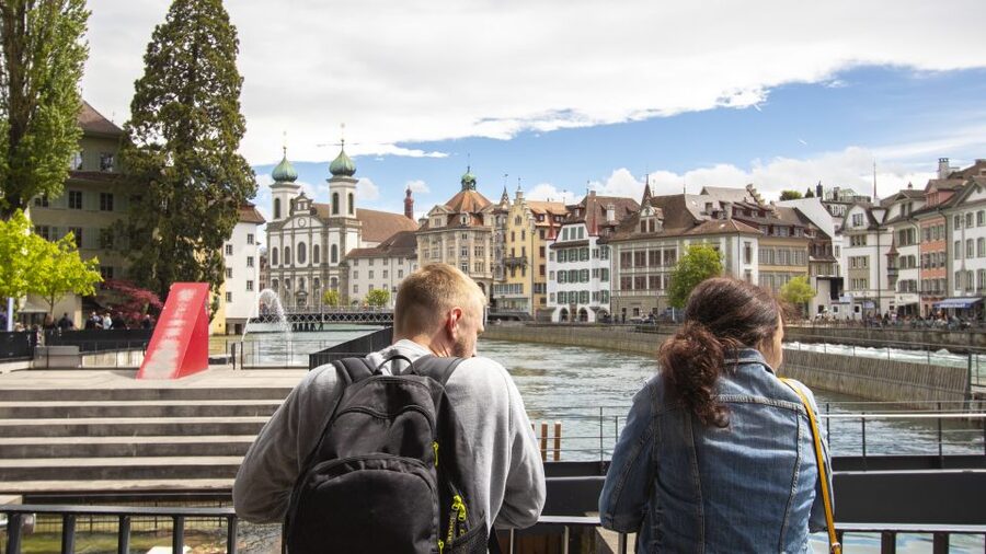 Lucerne: Express Walk with a Local in 60 minutes - From the bridge sights to Hofkirche St. Leodegar, a smart finish