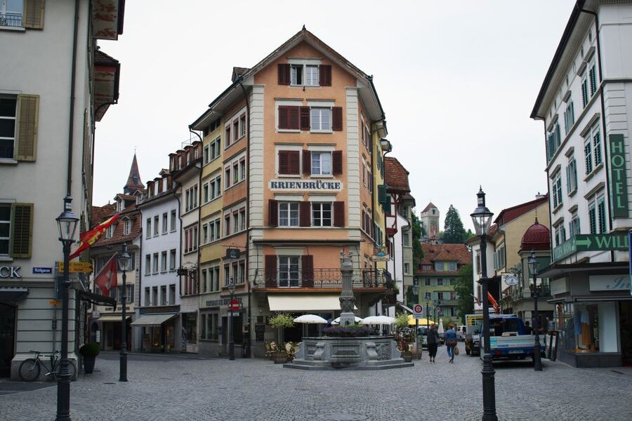 Lucerne: Express Walk with a Local in 60 minutes - Meeting at Luz bistro near Torbogen Luzern, then heading for the water