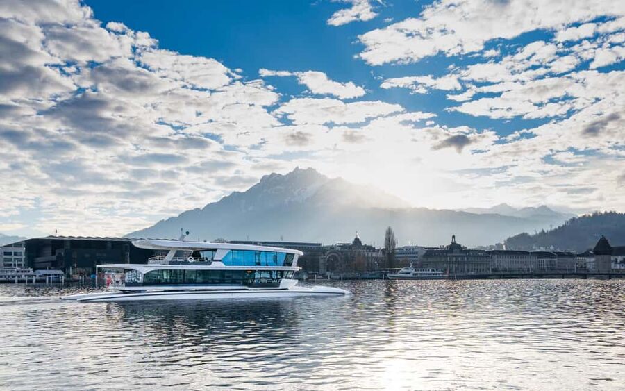 Lucerne: Lake Cruise & Old Town Tour w/ Guide & Photographer - Meet at Luzern Bahnhofquai, then get your bearings
