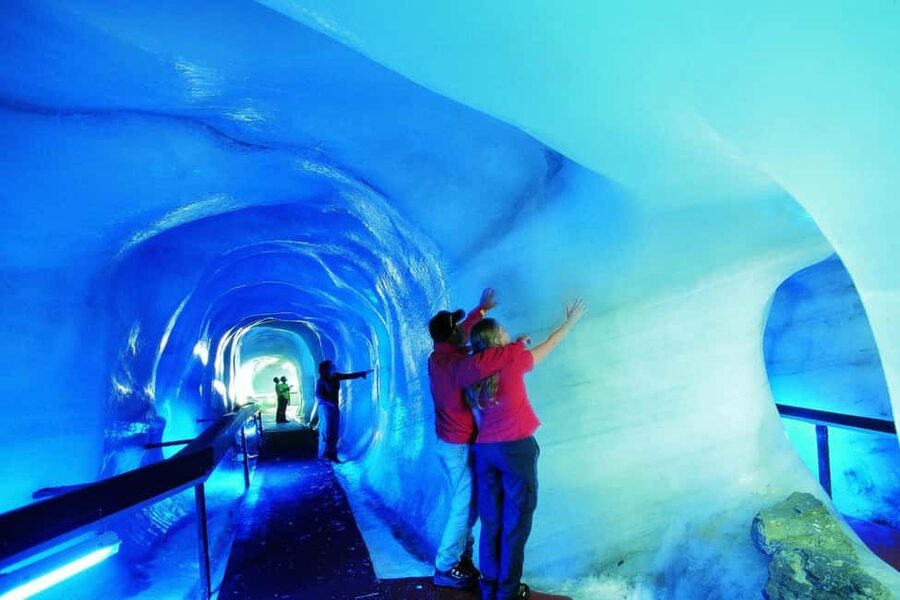 Lucerne: Mount Titlis Day Trip with Cable Car Ride - What to wear and pack for glacier-cold comfort