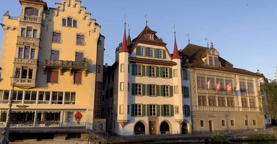 Lucerne: Smartphone walking tour - cool Lucerne old town - Lucerne old town, guided by your phone (no app, no waiting)