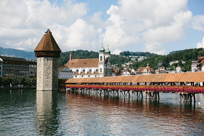 Lucerne Walking Tour: Explore Top Sights & Hidden Gems - Stop 2: Luzern Altstadt cobblestones and colorful frescoed fronts