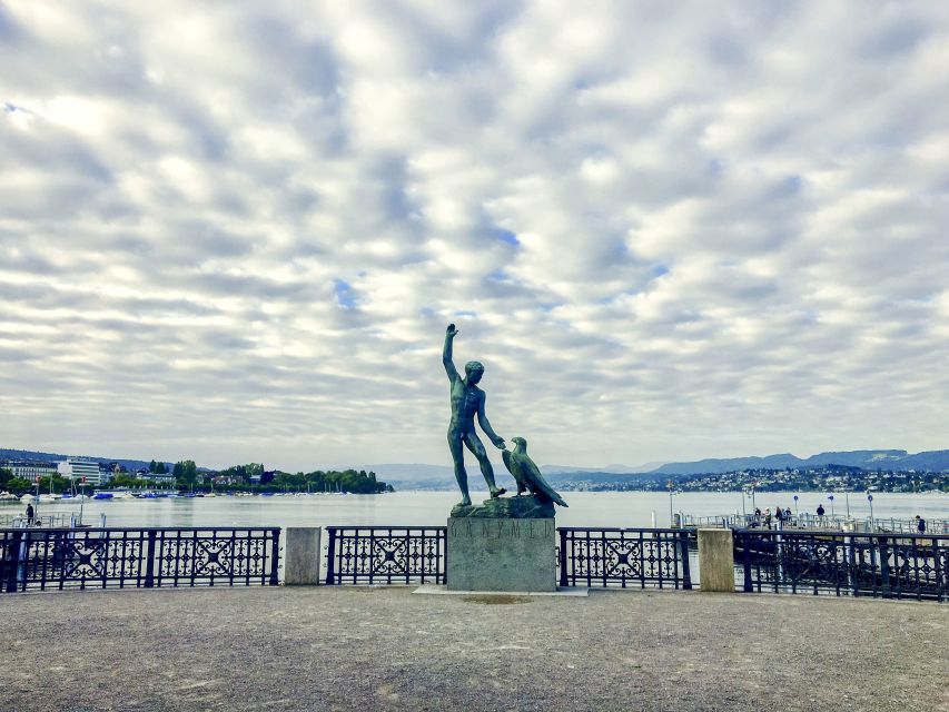 Montreux: Express Walk with a Local in 60 minutes - Freddie Mercury Apartament: why landmarks hit harder with context