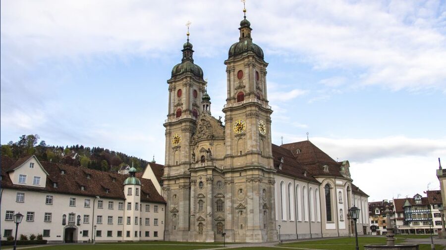 St. Gallen: Express Walk with a Local in 60 minutes - St. Gallen Cathedral and the Abbey District: spiritual heritage made practical