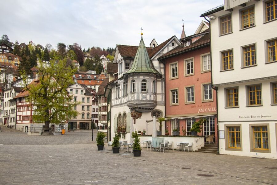 St. Gallen: Express Walk with a Local in 60 minutes - Vadian Denkmal: connecting a statue to the city story