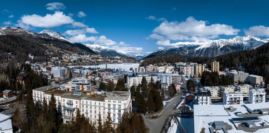 St. Moritz: Express Walk with a Local in 60 minutes - Schiefer Turm St. Moritz, the Leaning Tower moment