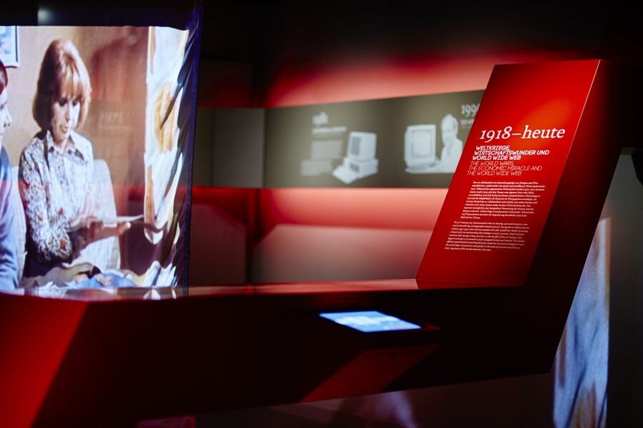 Swiss Finance Museum Admission Ticket - Using the interactive audio guide app so the museum clicks