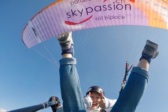 Tandy paragliding - The landing field reception and the quick confidence-building briefing