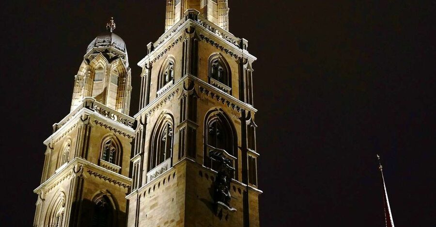 The Dark Side of Zurich: Self-Guided Audio City Tour - Fraumünster church stop, plus Marc Chagall’s crucifixion windows