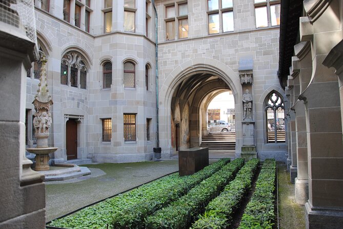 Zurich 360° City Walk Tour Including Hidden Spots - Lindenhof Hill: the time machine viewpoint break you will use all trip