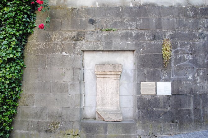 Zurich 360° City Walk Tour Including Hidden Spots - Münsterhof and Fraumünster Kreuzgang: legends, myths, and quiet stone